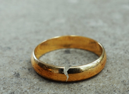 cracked gold wedding ring to symbolize divorce